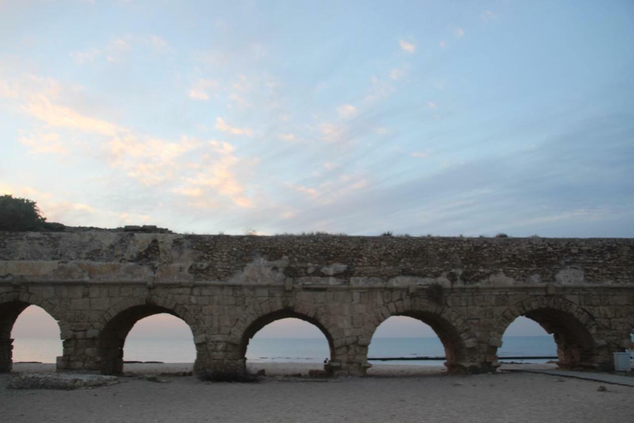 The Beach Garden Apt. Caesarea Esterno foto