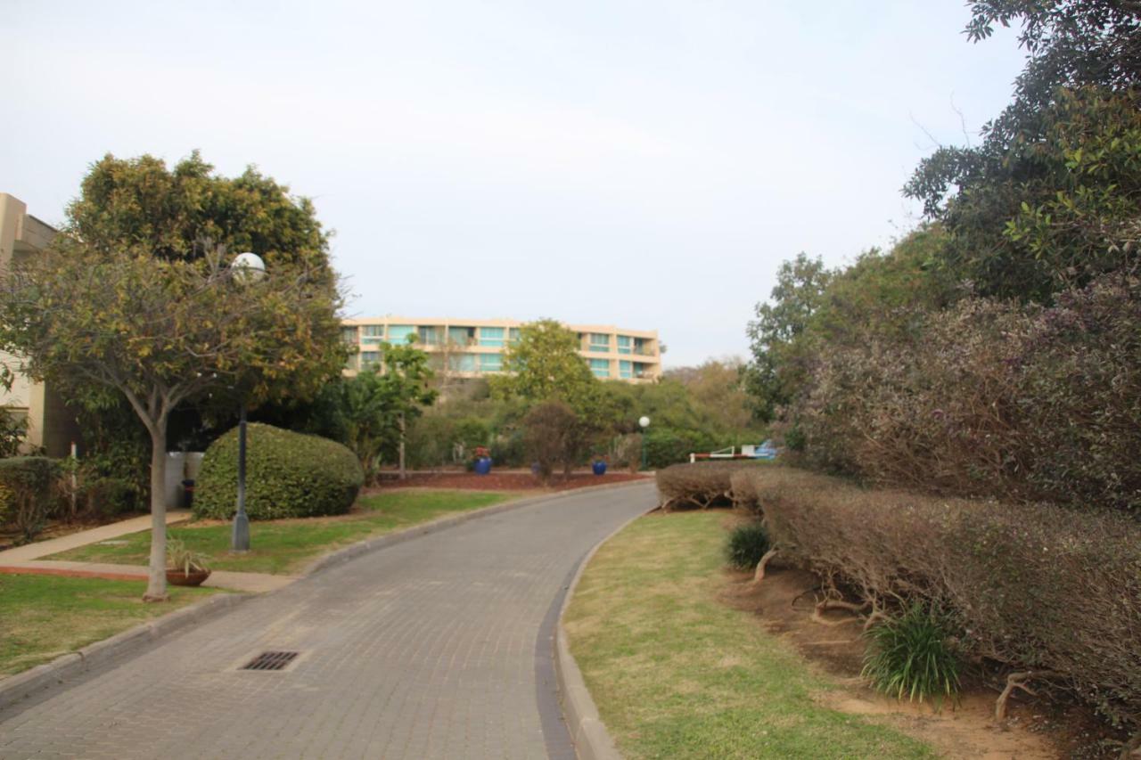 The Beach Garden Apt. Caesarea Esterno foto